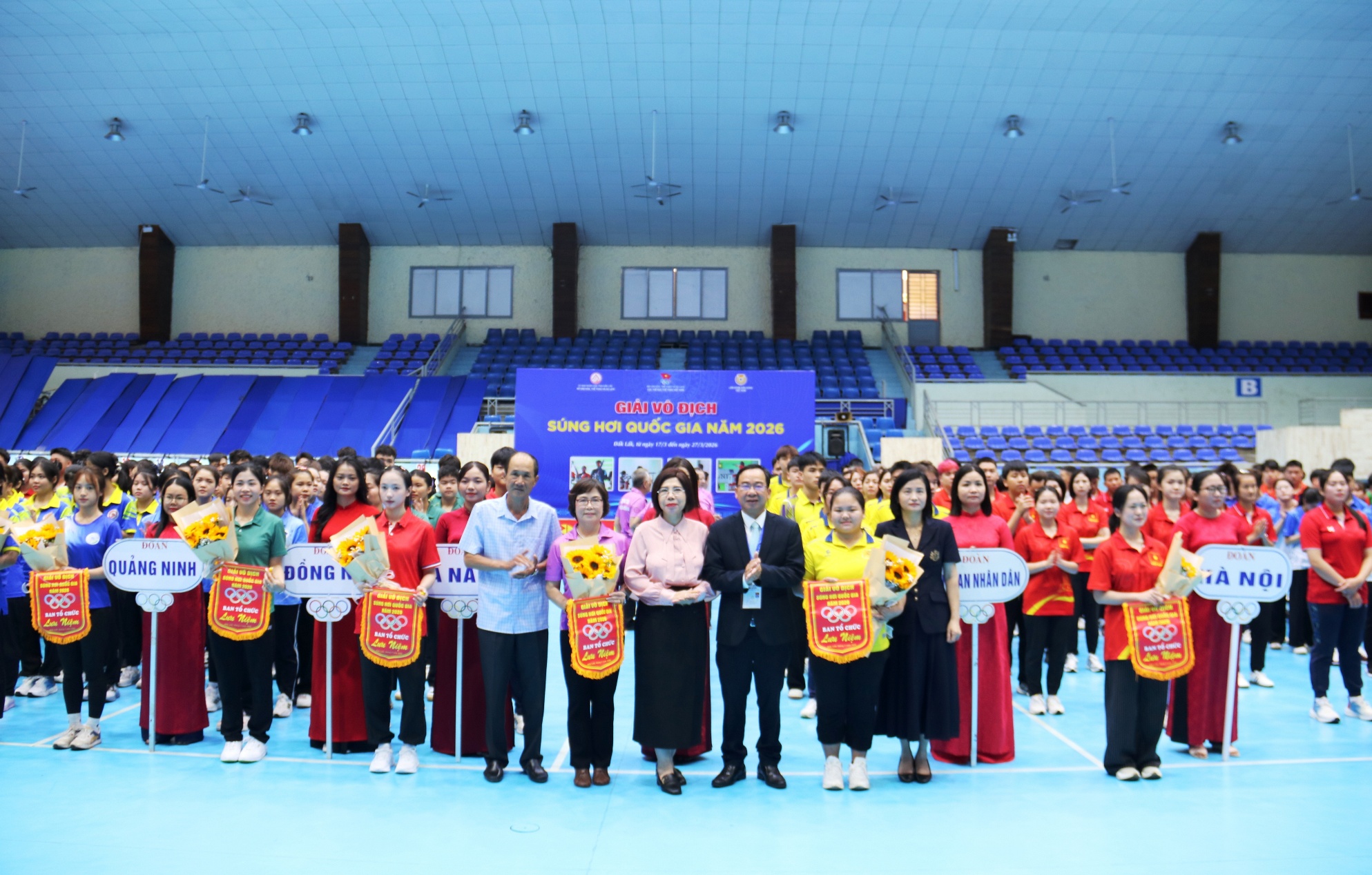 Ban Tổ chức trao hoa chúc mừng các đoàn vận động viên tham dự Giải vô địch súng hơi quốc gia năm 2026.